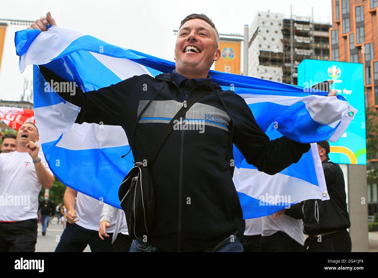 London, Großbritannien. Juni 2021. Ein Schottland-Fan singt, während er die schottische Flagge hält. Szenen vor dem UEFA Euro 2020-Turnierspiel, England gegen Schottland, Wembley Stadium, London am Freitag, 18. Juni 2021. Dieses Bild darf nur für redaktionelle Zwecke verwendet werden. Bild von Steffan Bowen/Andrew Orchard Sports Photography/Alamy Live News Kredit: Andrew Orchard Sports Photography/Alamy Live News Stockfoto