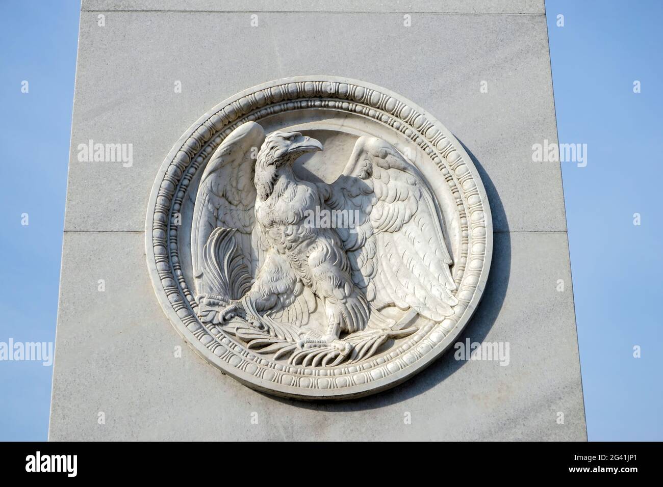 Adler-Emblem unter einer Statue auf der Schlossbrücke in Berlin Stockfoto