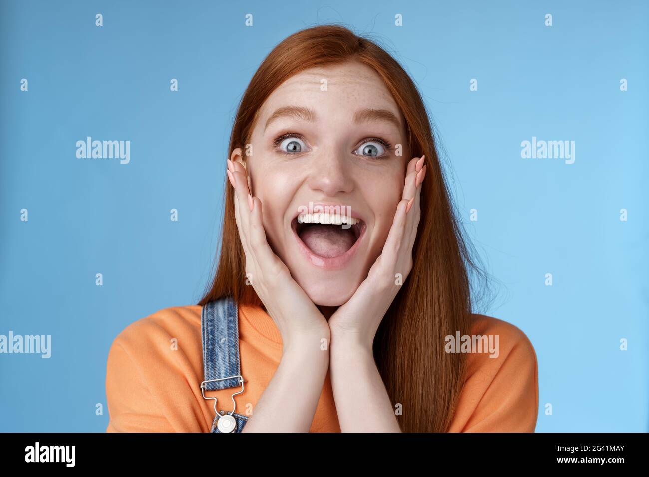 Beeindruckt aufgeregt überwältigt junge Rotschopf Freundin Fan schreiend begeistert ausdrückliche Affection adore genial Musikband brüllend Stockfoto