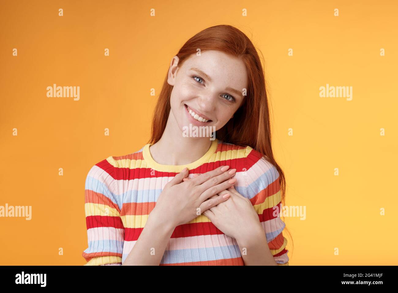 Erfreut zärtlich weiblich gut aussehende Rotschopf Frau erhalten Kompliment Geständnis Berührung Herz fühlen Wärme liebster Moment lächelnd Stockfoto