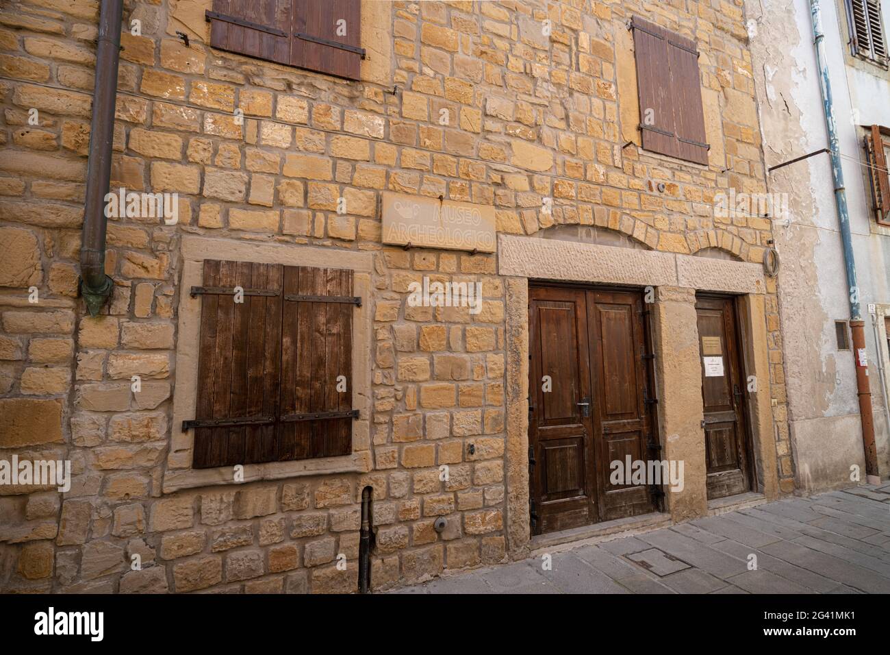 Muggia, Italien. 13. Juni 2021. Außenansicht des archäologischen Museumsgebäudes im Stadtzentrum Stockfoto
