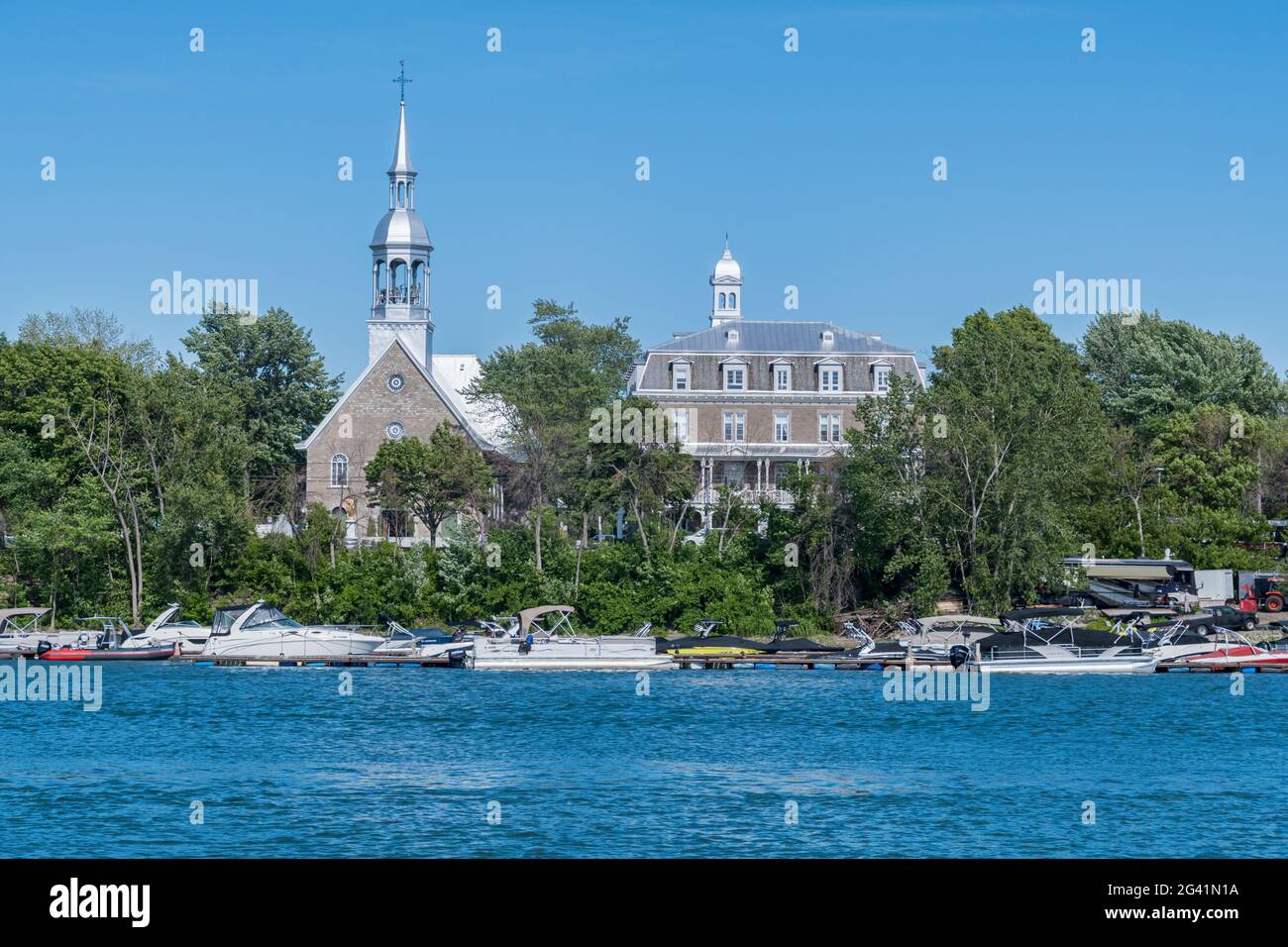 Boucherville Waterfront und Sainte-Famille Church, in Quebec, Kanada Stockfoto