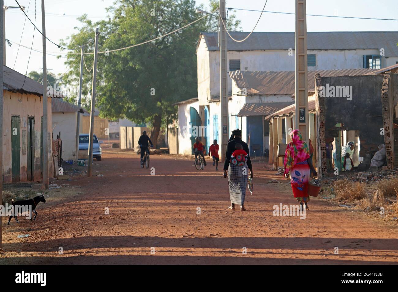 Gambia; Region des zentralen Flusses; Hauptstraße von Kuntaur; Straßenszene; Stockfoto
