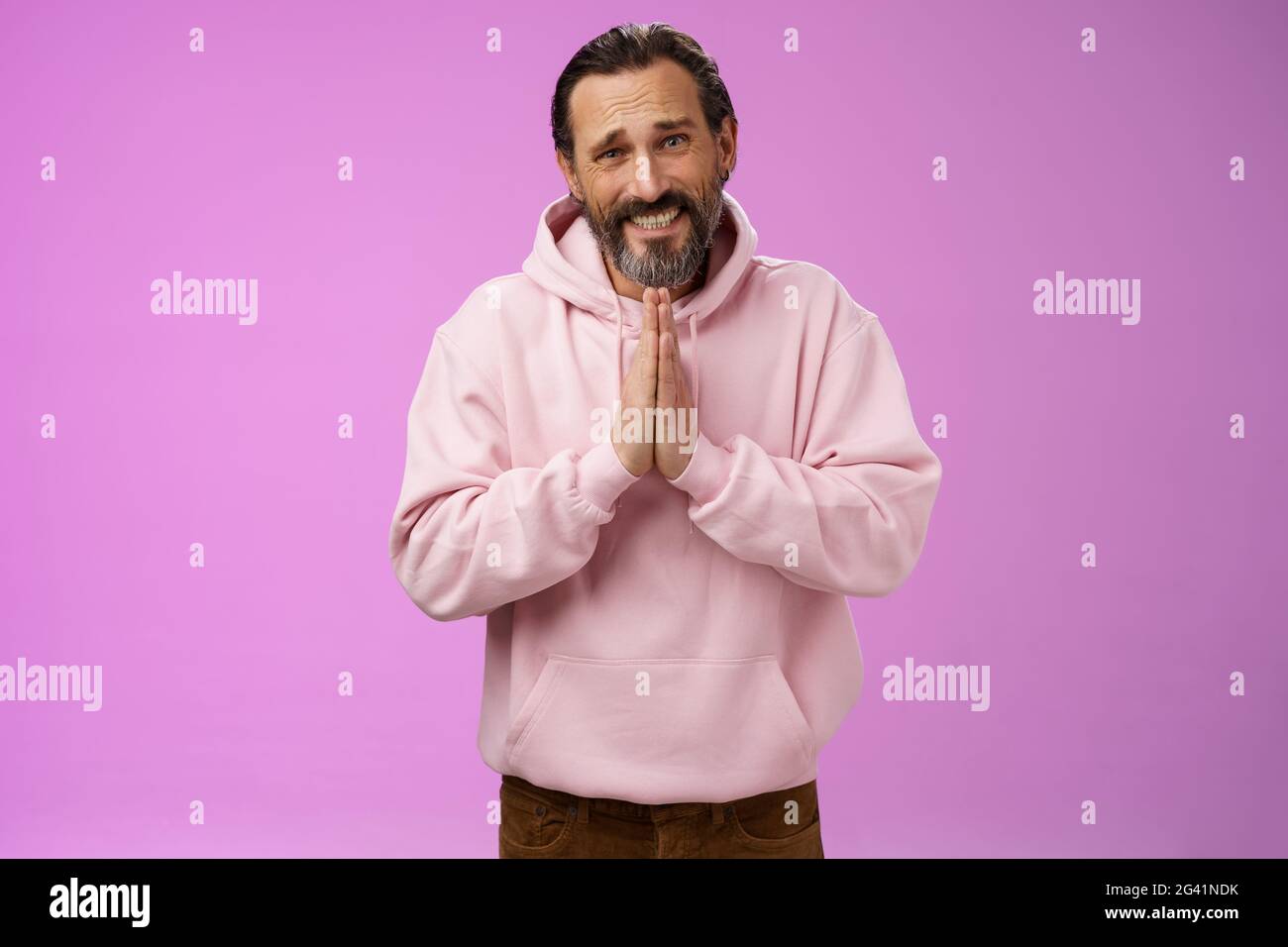 Mann brauchen Hilfe zu bitten Hände halten beten flehend haben sucht Betteln zugunsten klemmende Zähne aussehen besorgt elende Probleme Stockfoto