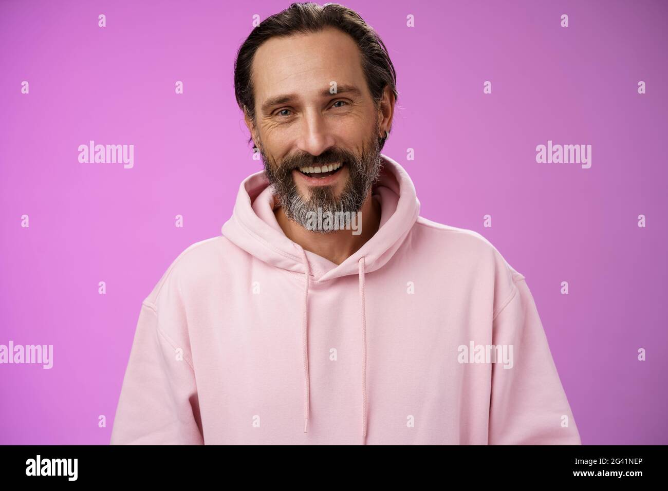 Nahaufnahme charmant fürsorglich freundlich aussehender europäischer bärtiger Mann spricht Video Chat Ehefrau arbeitet im Ausland lächelnd glücklich sehen Famii Stockfoto