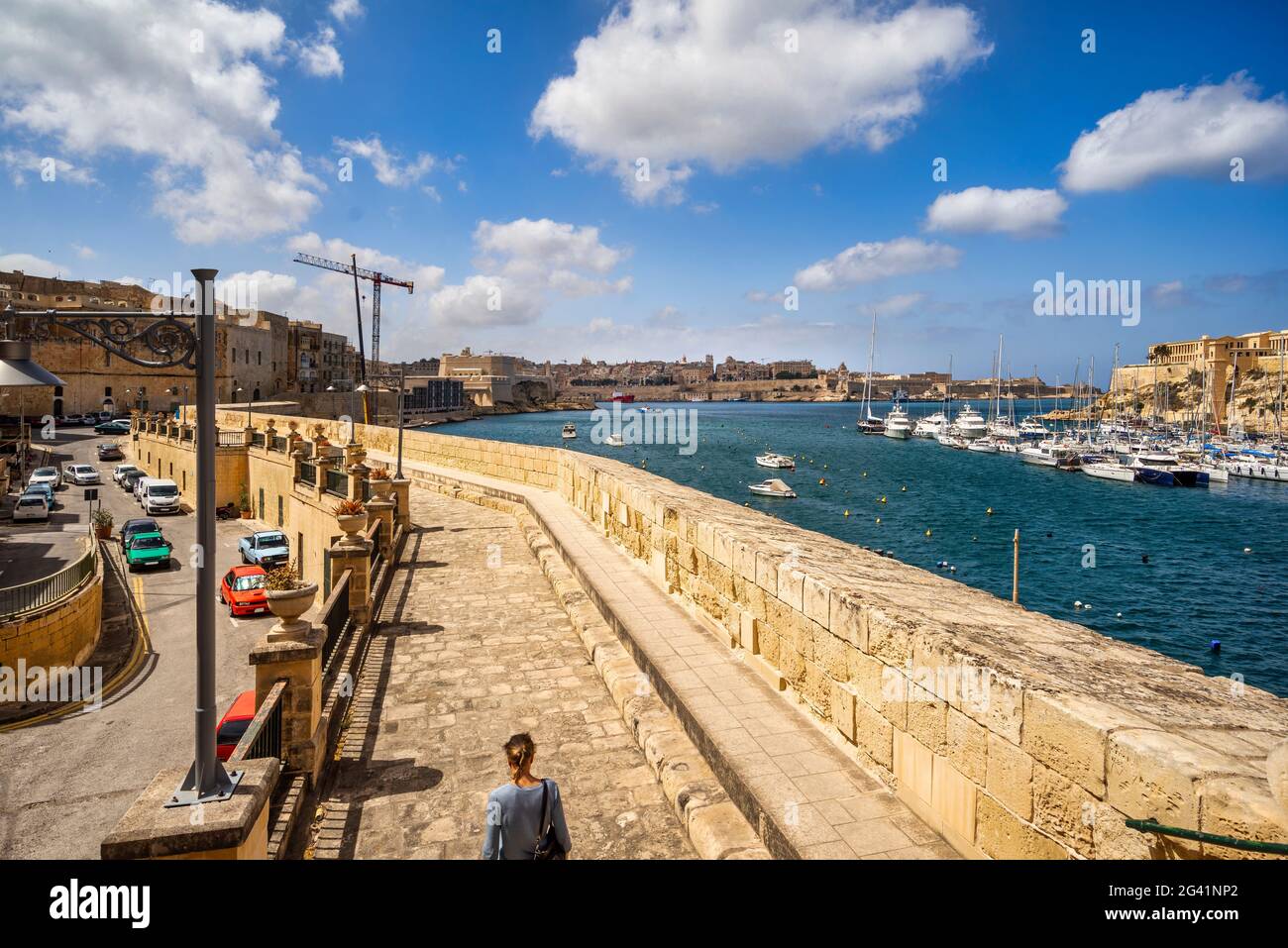 Unterwegs in Vittoriosa mit Blick auf Valletta, Malta, Europa Stockfoto