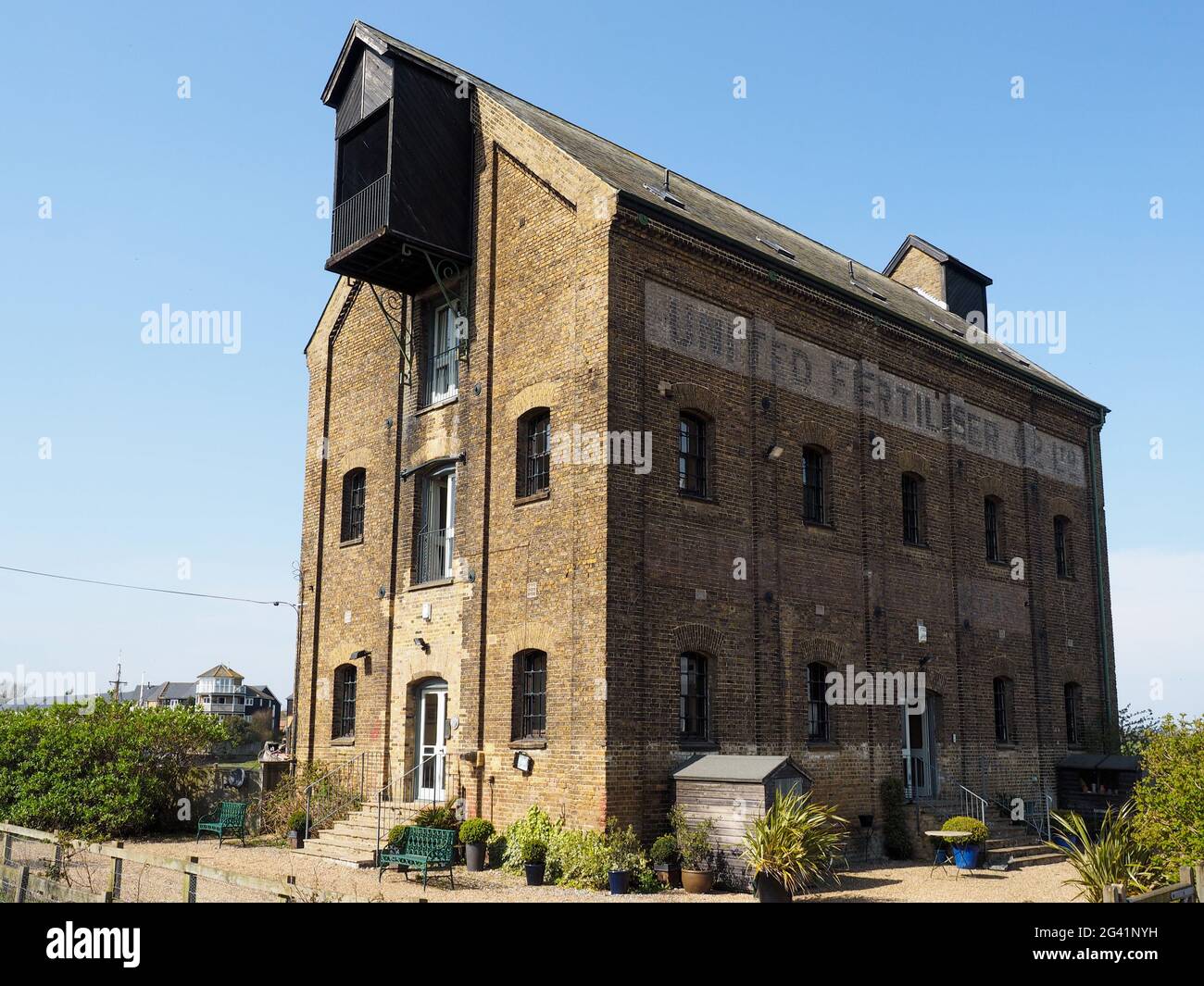 FAVERSHAM, KENT/UK - März 29: Alte United Dünger Gebäude Converte Apartments in Faversham Kent am 29. März 2014 Stockfoto