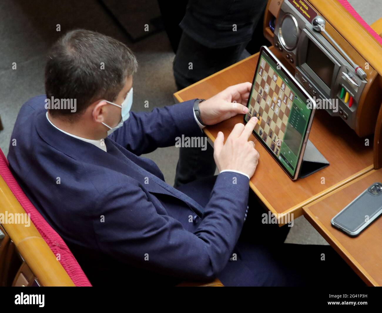 Nicht exklusiv: KIEW, UKRAINE - 18. JUNI 2021 - MP Dmytro Lubinets spielt Schach auf dem Tablet-PC während einer Sitzung des ukrainischen parlaments, Kiew, ca. Stockfoto