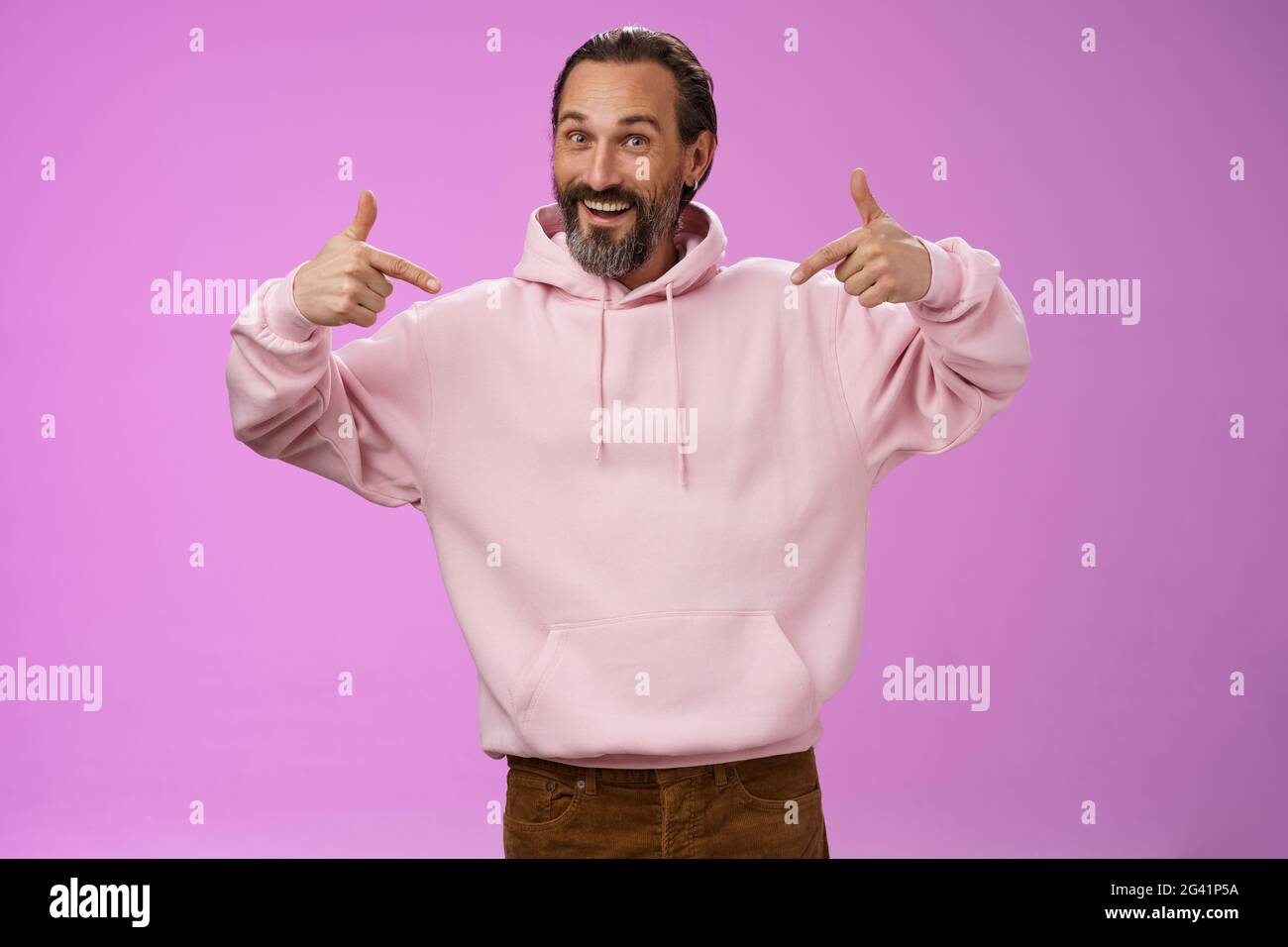 Energiegeladen gut aussehende cool Hipster reifen Mann bärtig grauen Haaren Falten zeigt sich prahlende Leistungen wollen partisch Stockfoto