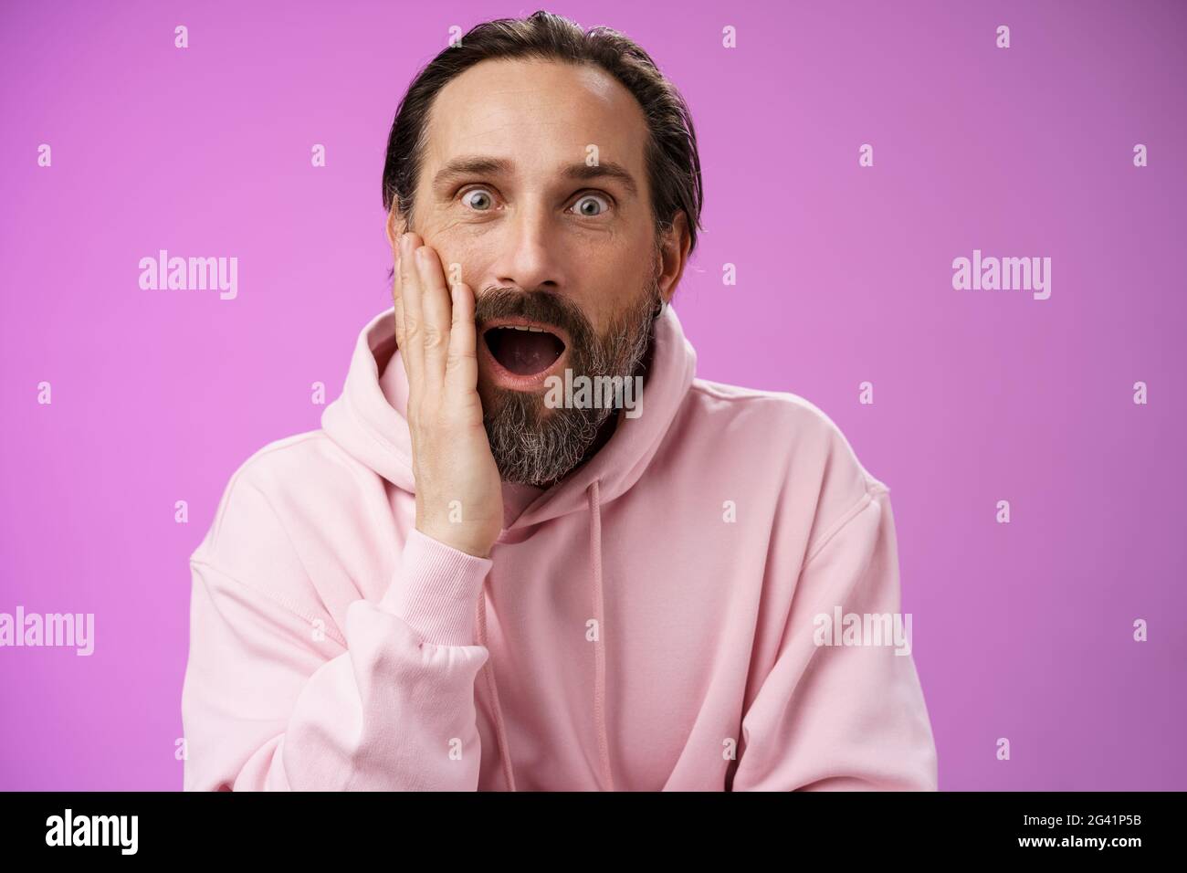 Beeindruckt fasziniert sprachlos reifen Mann besuchen interessante Vortrag Tropfen Kiefer begeistert berühren Wange Palme erweitern Augen überrascht als Stockfoto