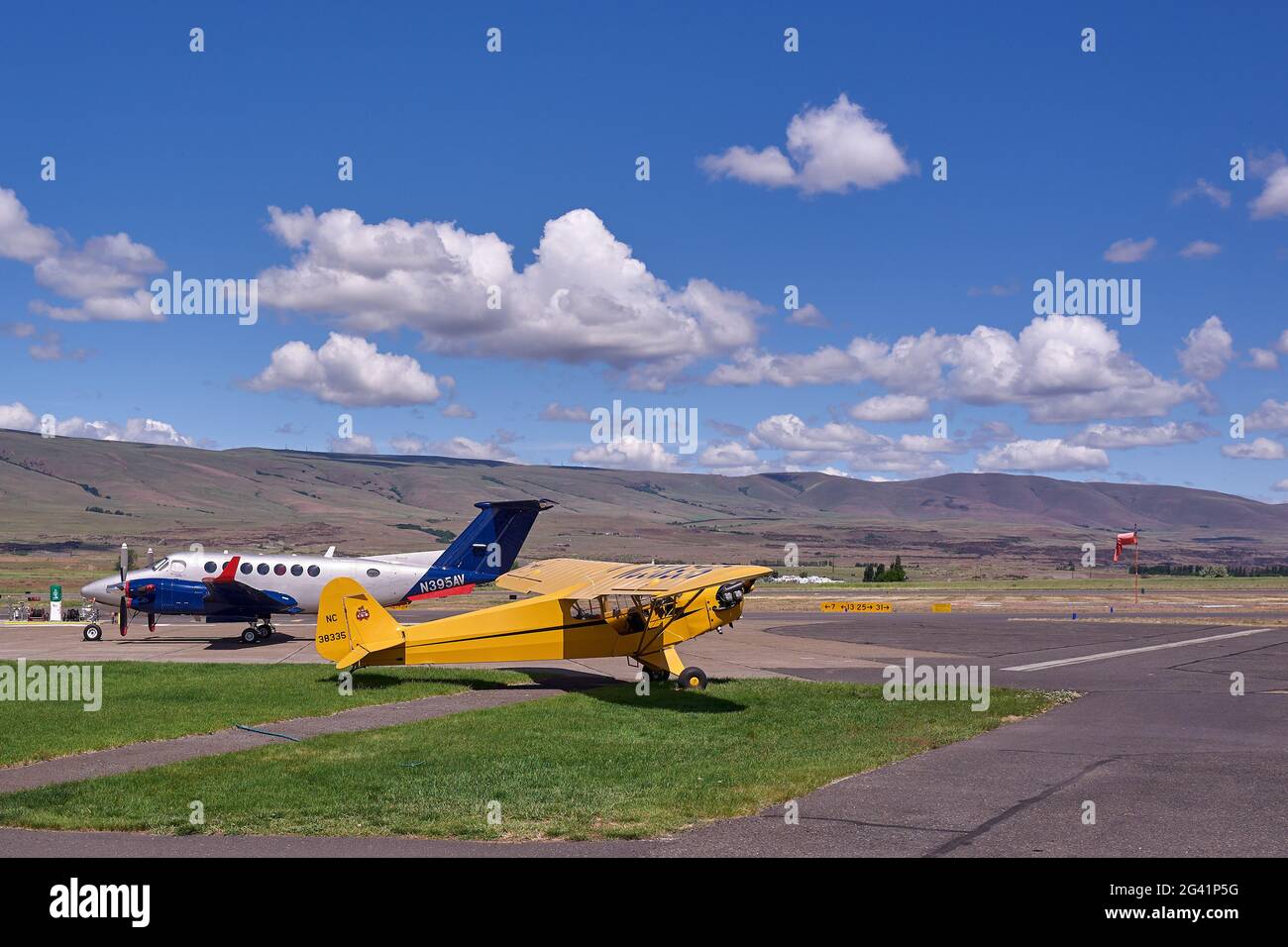 Kleine Flugzeuge auf einem Regionalflughafen der Columbia Gorge Stockfoto