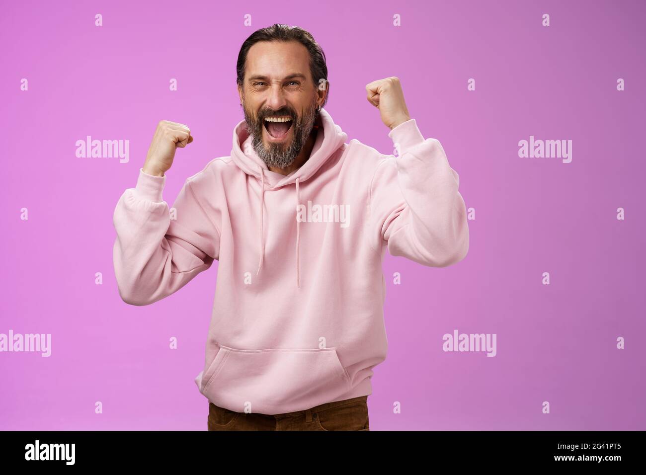 Fröhlich unterstützend männlich reif erwachsen bärtig Kerl Fan brüllend hob geballte Fäuste triumphierende Team erzielte Tor feiern st Stockfoto