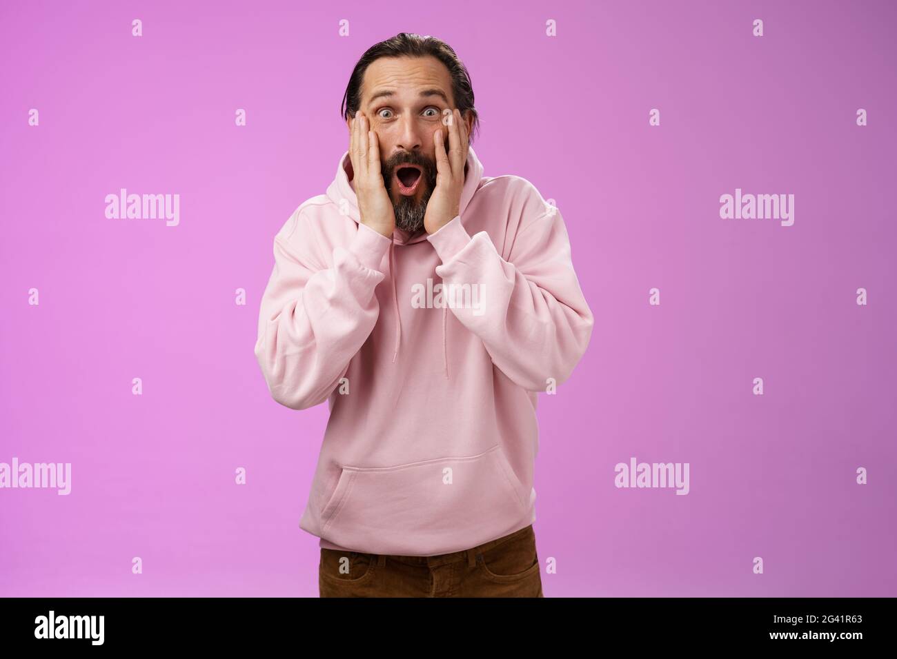 Amüsiert sehr glücklich erwachsenen bärtigen Vater erhalten unglaubliche beeindruckende Haufen Geld schreiend freudig berühren Wangen erweitern Augen erstaunt Stockfoto