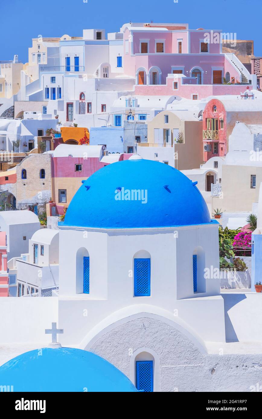 Blick auf das Dorf Oia, Oia, Santorini, Kykladen, Griechenland Stockfoto