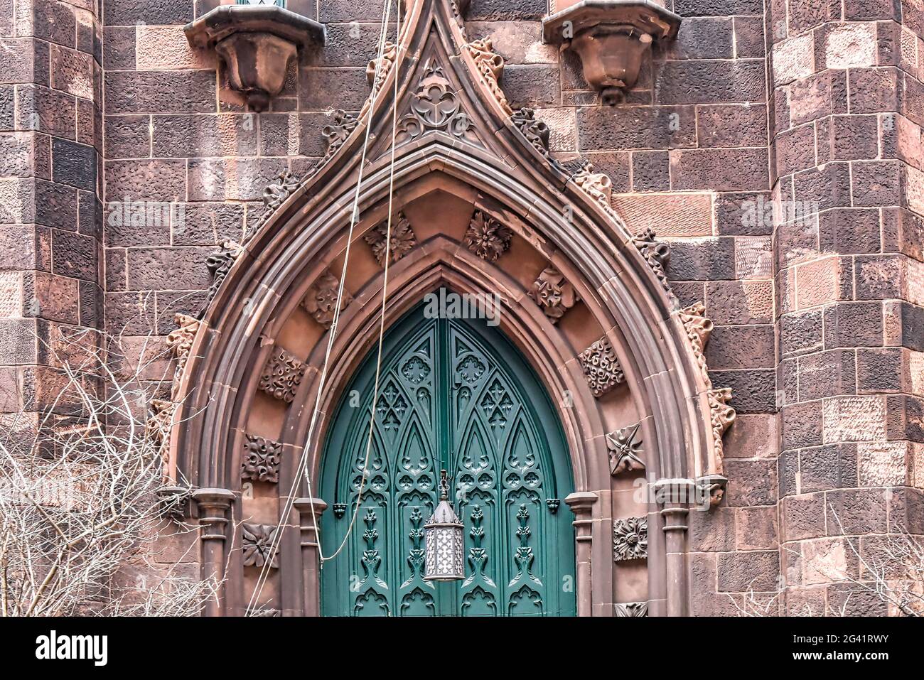 Außenansicht des alten Kirchengebäudes, New York City, USA, Jahr 2019 Stockfoto