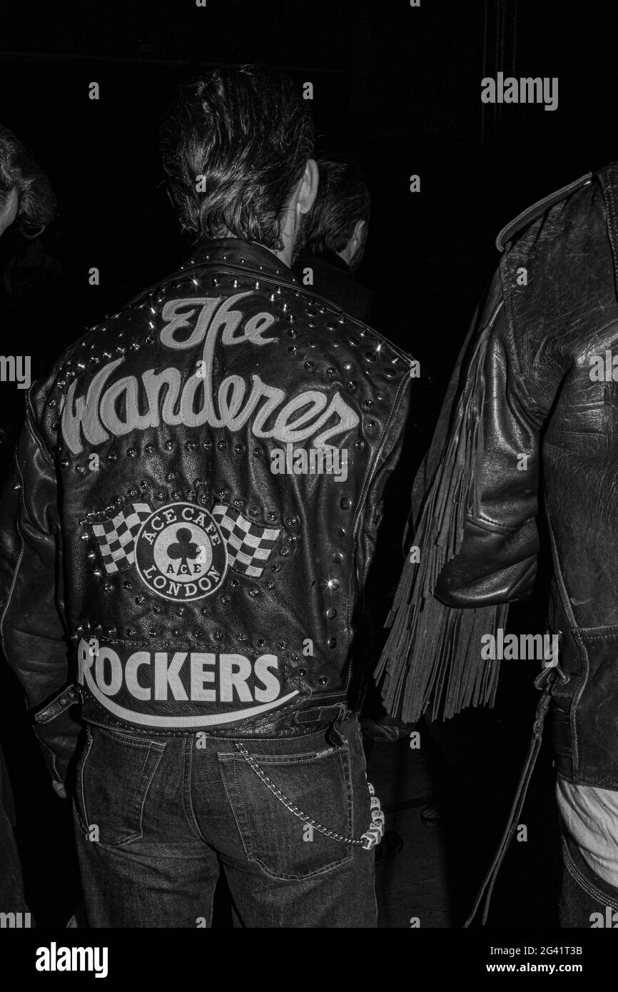 Seltene Ansicht von Rocker mit personalisierter Lederjacke. Stockfoto
