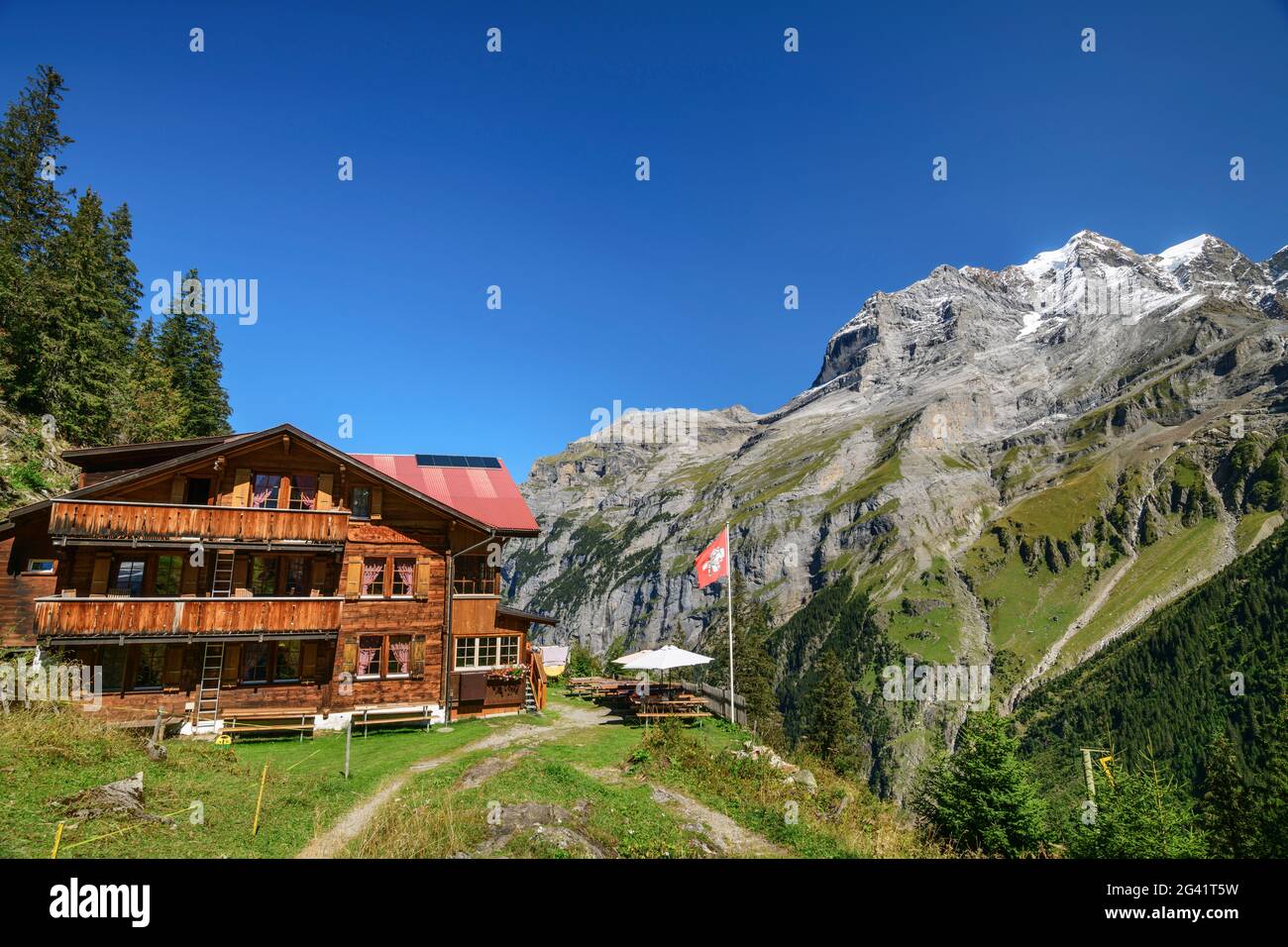 Berggasthof Tschingelhorn mit Jungfrau im Hintergrund, Lauterbrunnen, Berner Oberland, UNESCO Weltnaturerbe Schweizer Alpen Jungfrau-Aletsch, Stockfoto