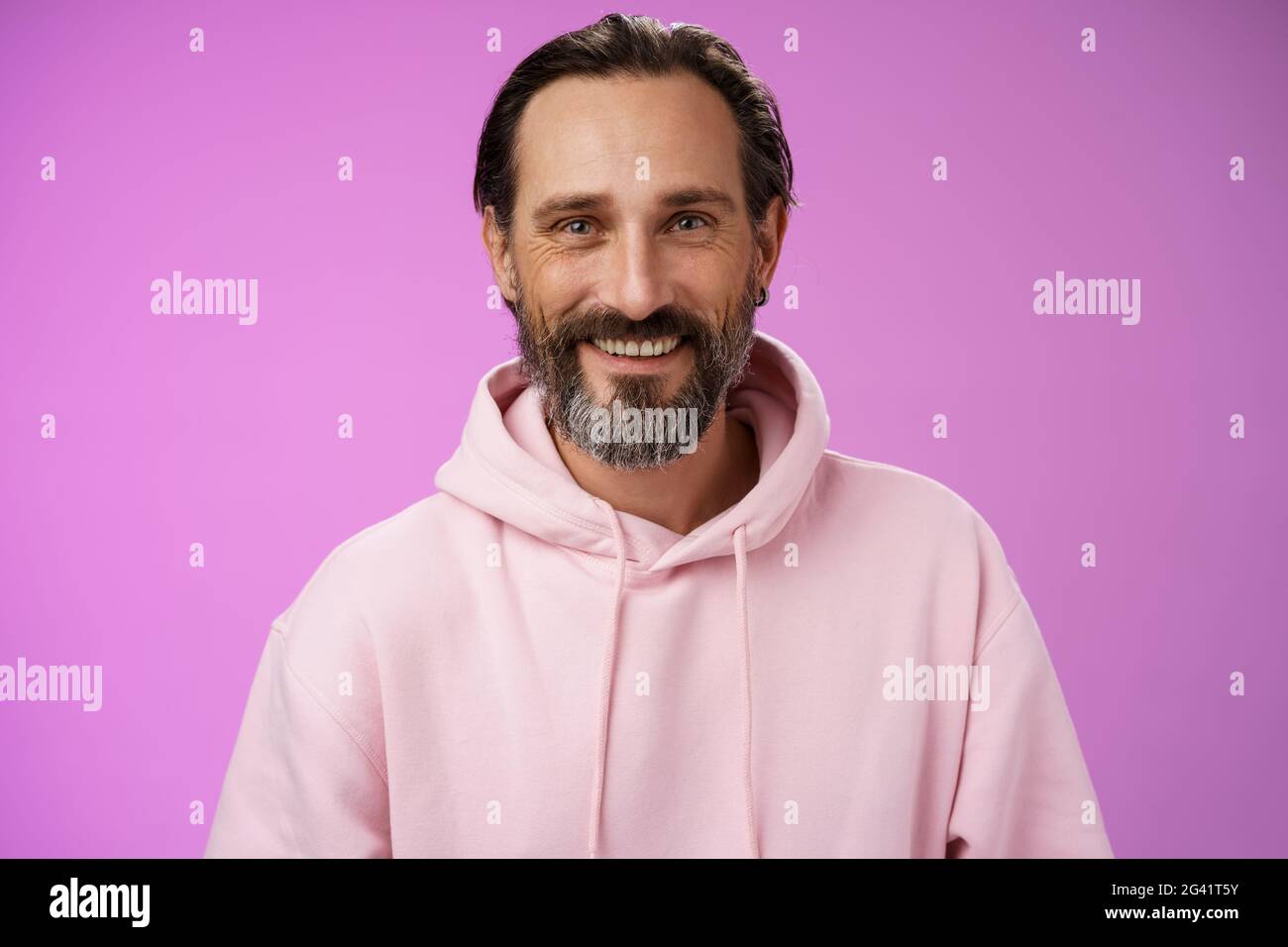 Waist-up glücklich fröhlich kaukasischen bärtigen Mann grauen Haaren in rosa trendigen Hoodie lächelnd breit fühlen sich gesund besuchen Turnhalle führen aktiv Stockfoto