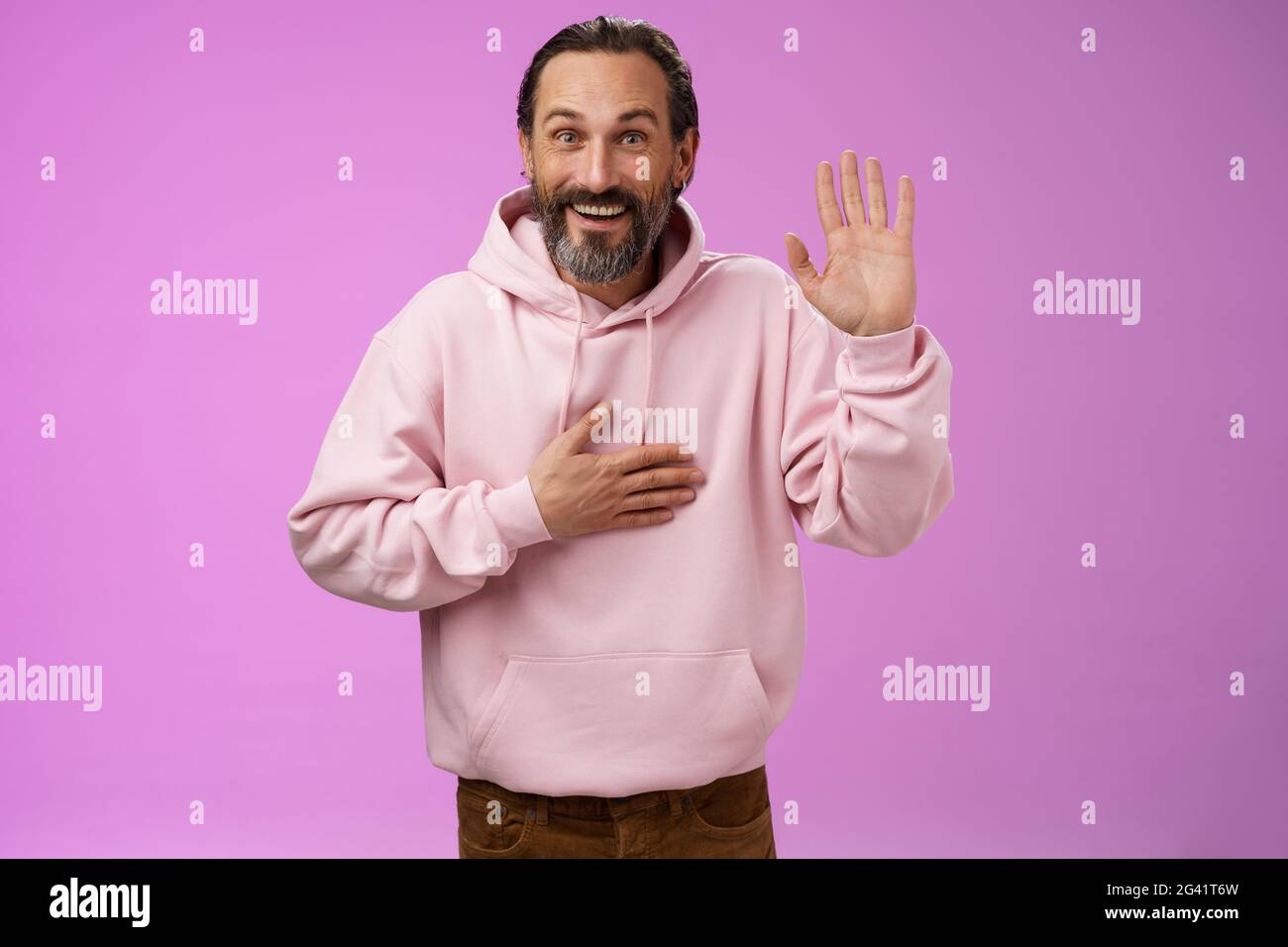 Charismatisch aufrichtig optimistisch glücklich europäischen reifen 40er Mann bärtig plündernde fluchend Wahrheit sagen Hand Herz heben Handfläche machen Stockfoto