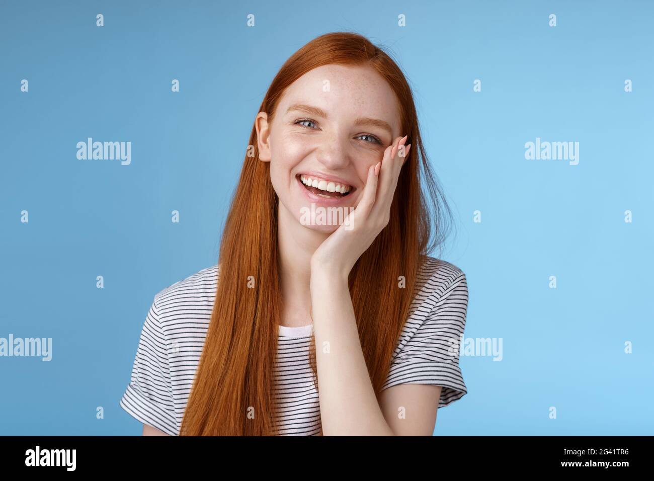 Charismatische gesprächig freundlich aussehende glücklich lachen Rotschopf Mädchen Spaß zu diskutieren früheren Sommerferien machen Witze kichernd Stockfoto