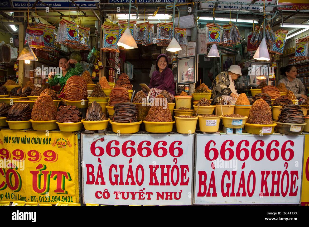 Frauen, die Fischprodukte im Chau Doc Market, Chau Doc, an Giang, Vietnam, Asien verkaufen Stockfoto