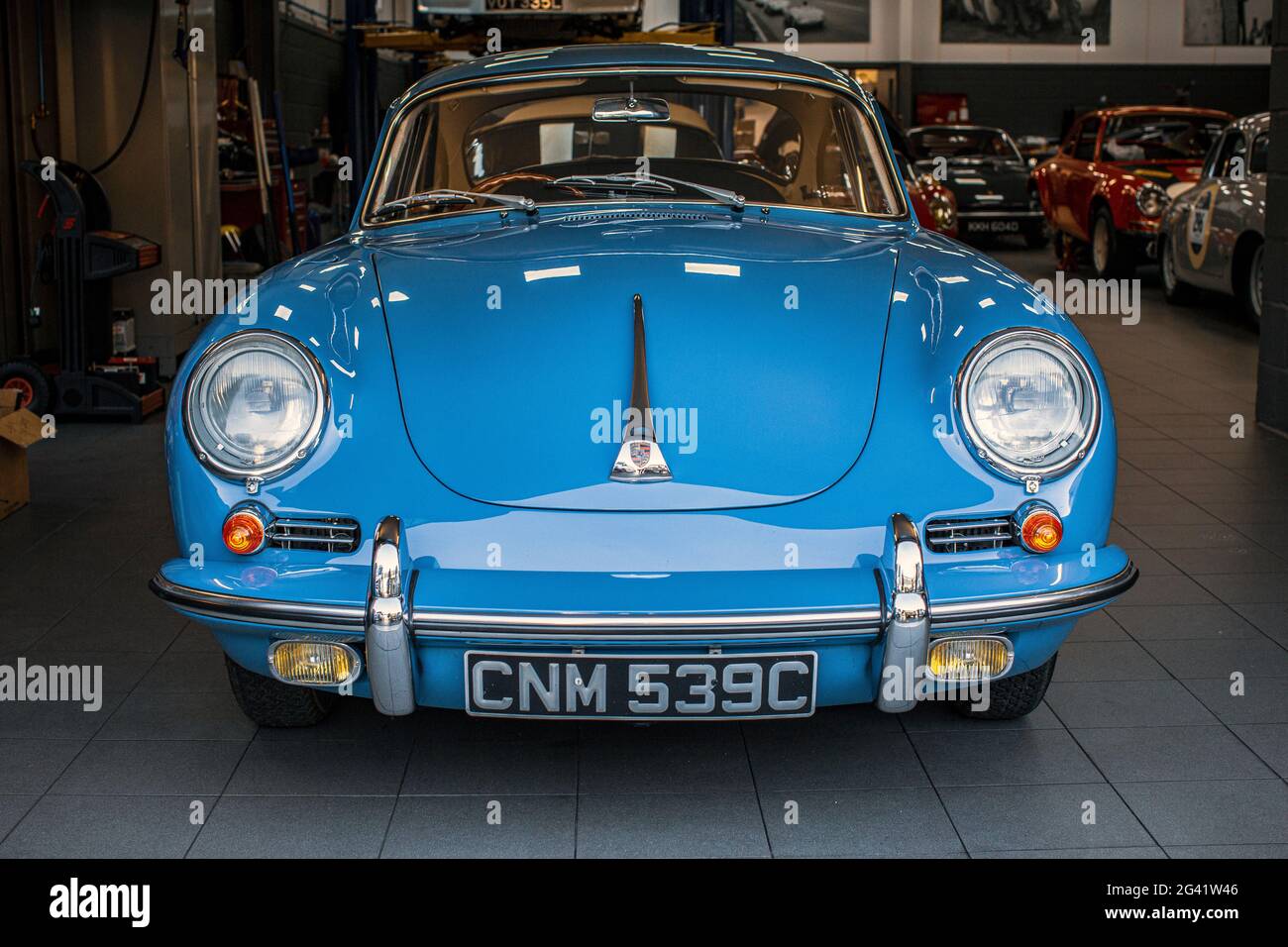 Klassischer Porsche 356 SC, 1964 in der Garage Stockfoto