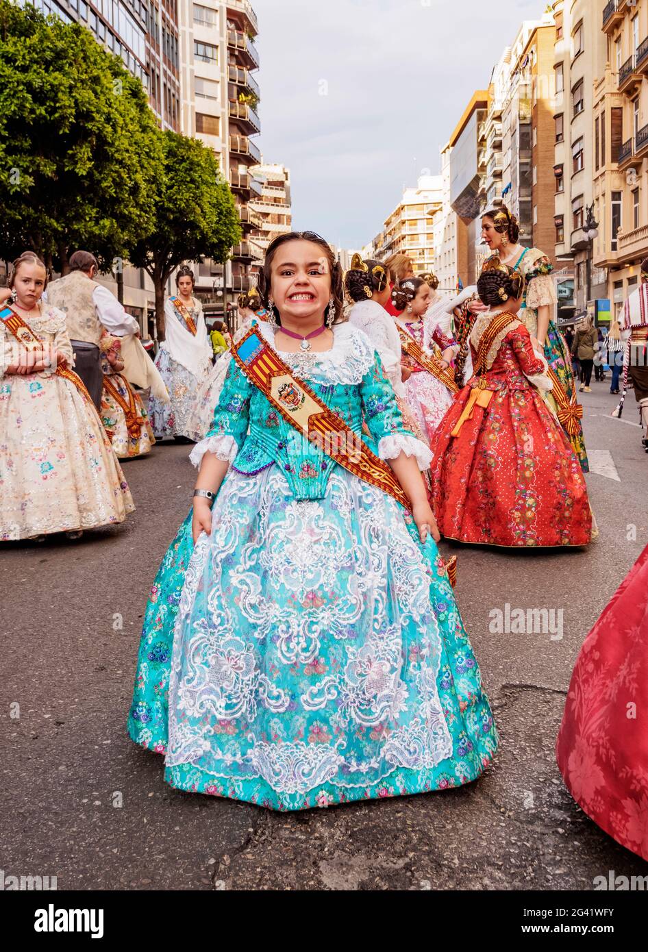 Mädchen in traditioneller Kleidung während der Fallas oder Falles, eine traditionelle Feier, die jährlich zum Gedenken an den heiligen Josef, Valencia, Spanien, stattfindet Stockfoto