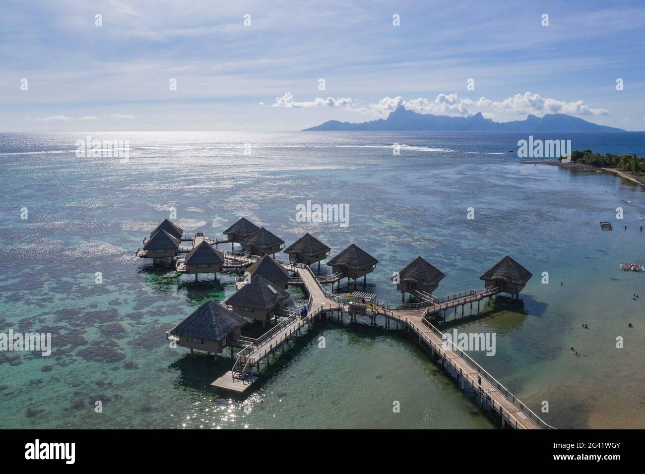 Luftaufnahme der Überwasser-Bungalows des Tahiti Ia Ora Beach Resort (verwaltet von Sofitel) mit der Moorea Insel in der Ferne, in der Nähe von Papeete, Tahiti, WI Stockfoto