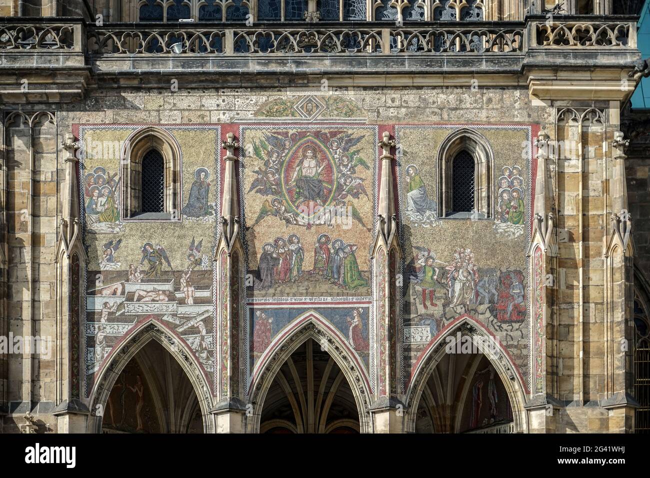 Detail der Fassade des St Vitus Cathedral in Prag Stockfoto