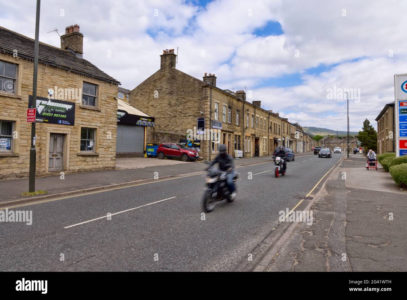 Leichter Verkehr an einem Sommertag im Peak District von Derbyshire. Stockfoto