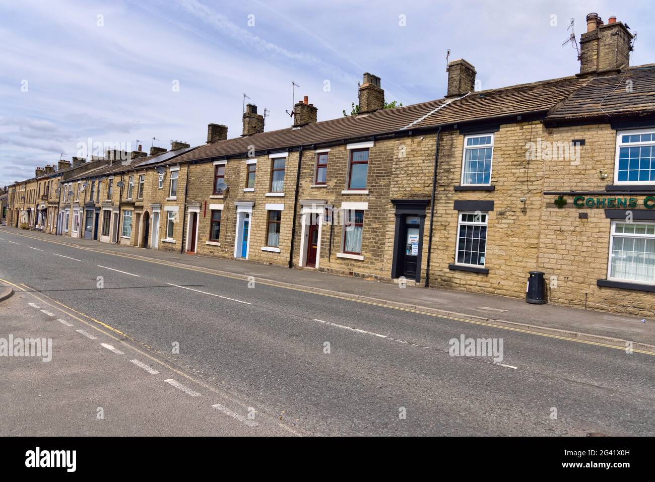 Sommeraufnahme der Sheffield Road, Glossop, Derbyshire an einem ungewöhnlich verkehrsfreien Tag. Stockfoto