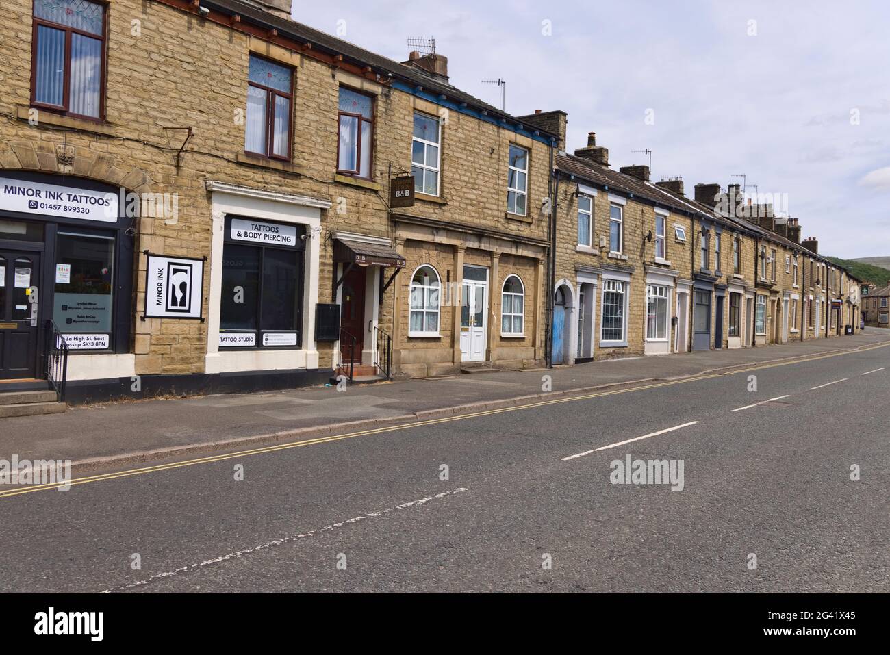 Sommeraufnahme der Sheffield Road, Glossop, Derbyshire an einem ungewöhnlich verkehrsfreien Tag. Stockfoto
