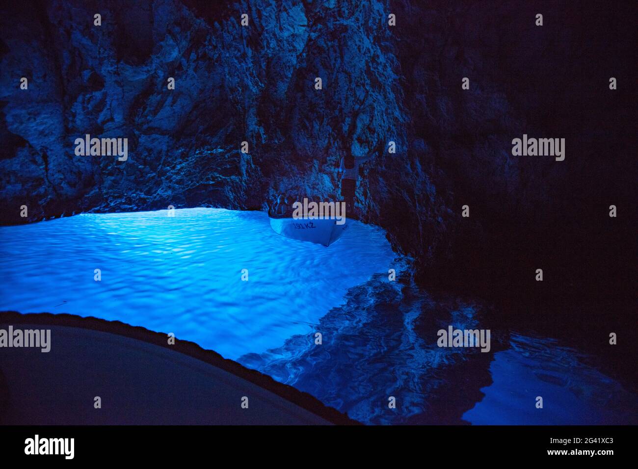 Ausflugsboot in der Blauen Höhle auf der Insel Bisevo, in der Nähe von Vis, Vis, Split-Dalmatien, Kroatien, Europa Stockfoto