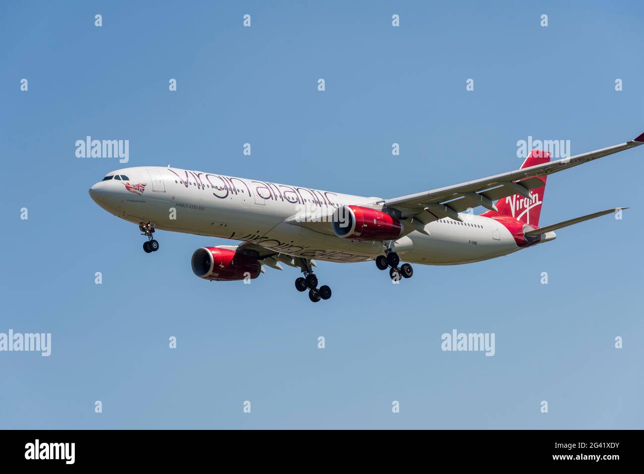 Virgin Atlantic Airways Airbus A330 Jet-Linienflugzeug G-VINE mit dem Namen Champagne Belle landet am Flughafen London Heathrow, Großbritannien, in blauem Himmel. Finale Stockfoto