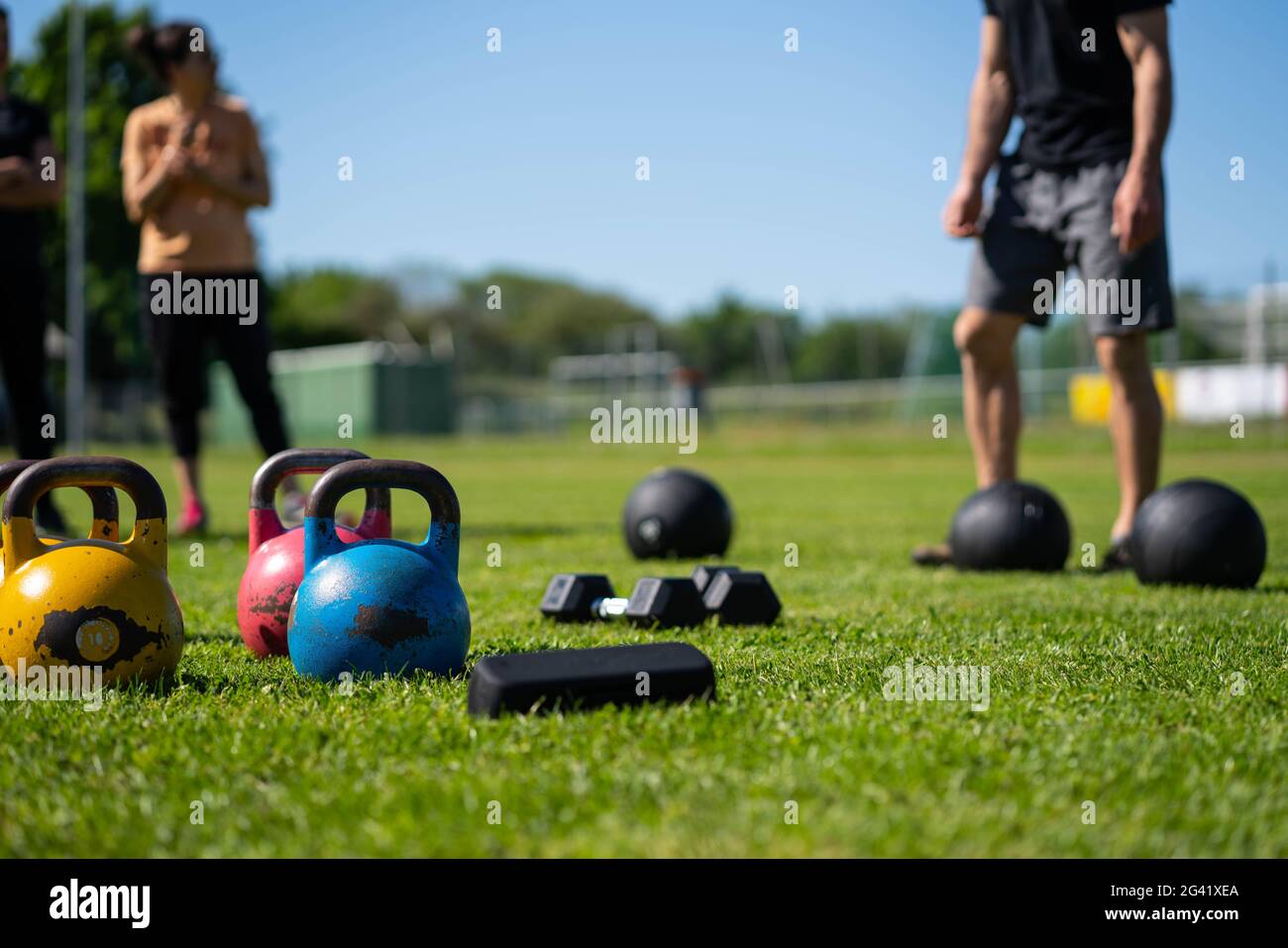 Kettlebell Gewichtheben. Gruppentraining nach einem Lockdown außerhalb der Stadt. Mach dich fit Stockfoto