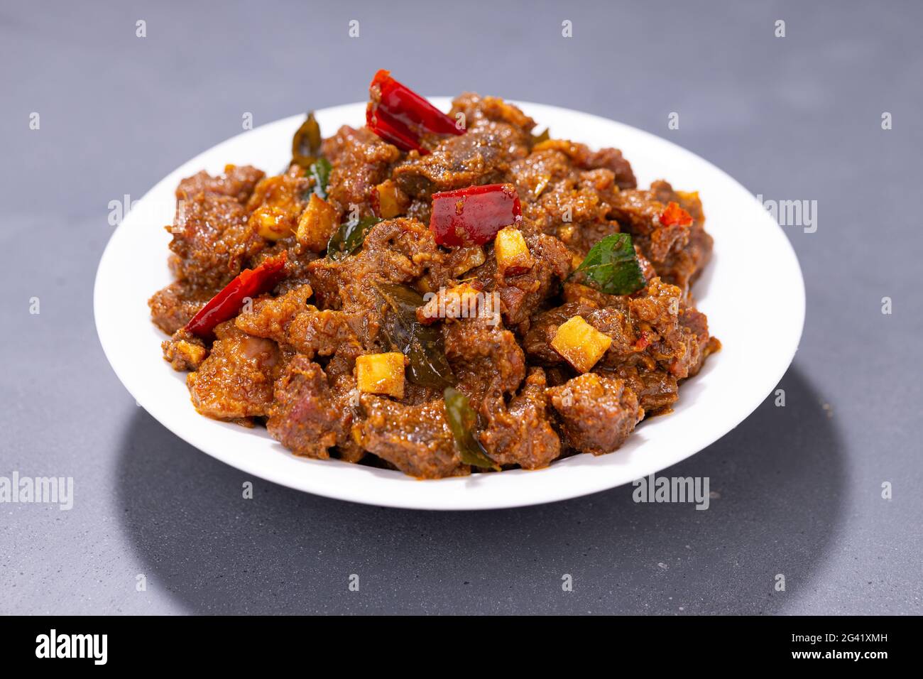Rinderbraten oder Pothu ulartheyadu, kerala Spezialgericht in einer ...