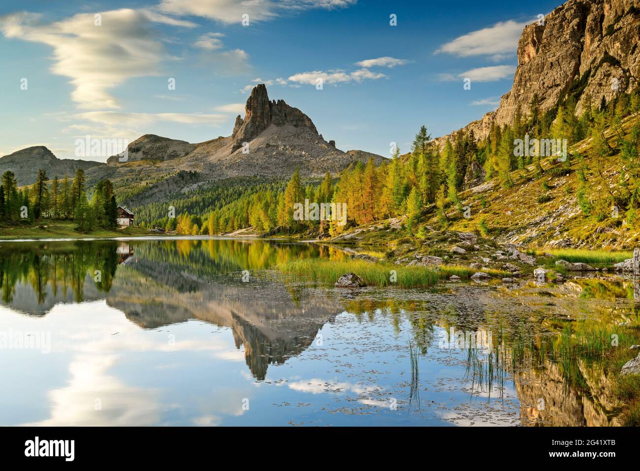 Becco di Mezzodi spiegelt sich in Lago di Federa, Lago di Federa, Ampezzaner Dolomiten, Dolomiten, UNESCO Weltnaturerbe Dolomiten, Venetien, Venetien Stockfoto