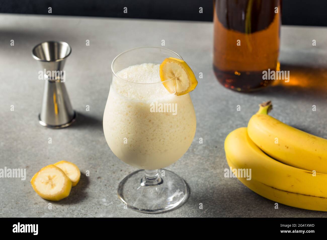 Erfrischende, gefrorene Banane Daiquiri mit Rum und Zitrone Stockfoto