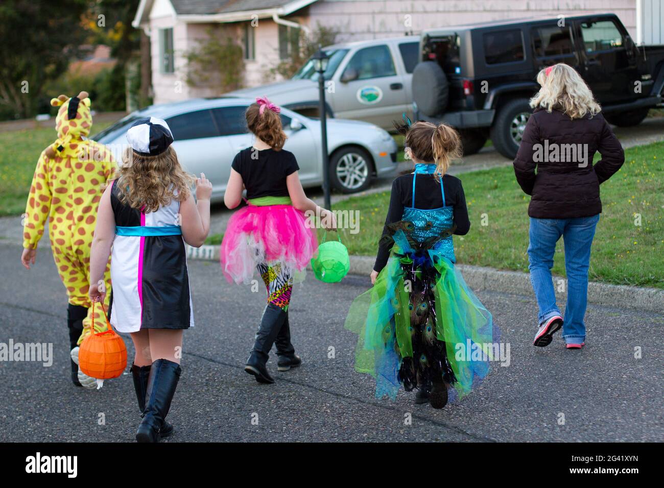Kinder tricksen oder behandeln in halloween-Kostümen in der Herbstsaison Stockfoto