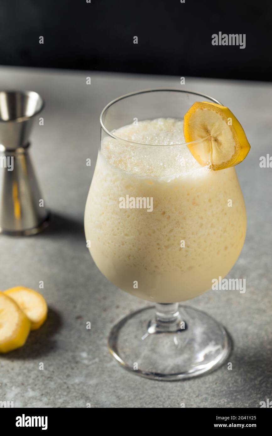 Erfrischende, gefrorene Banane Daiquiri mit Rum und Zitrone Stockfoto