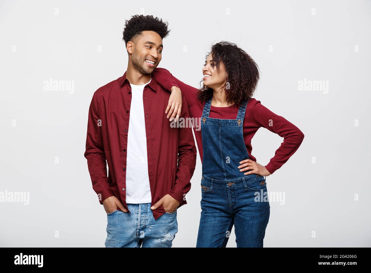 Schöne Portrait Of Happy African American Paar über Weiß isoliert Stockfoto