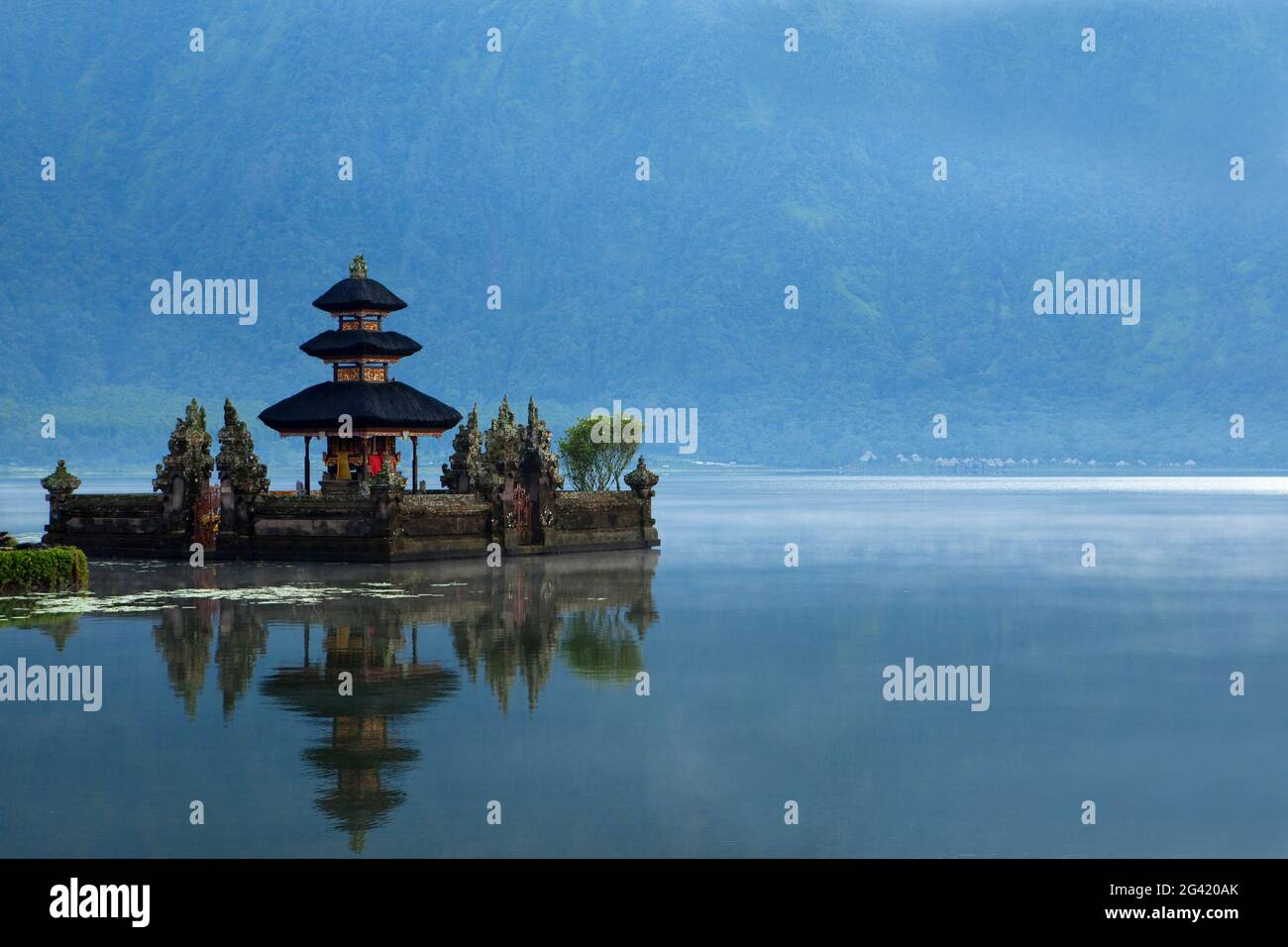 Der balinesische Wassertempel Ulan Danu liegt am Bedugul-See. Bali, Indonesien. Stockfoto