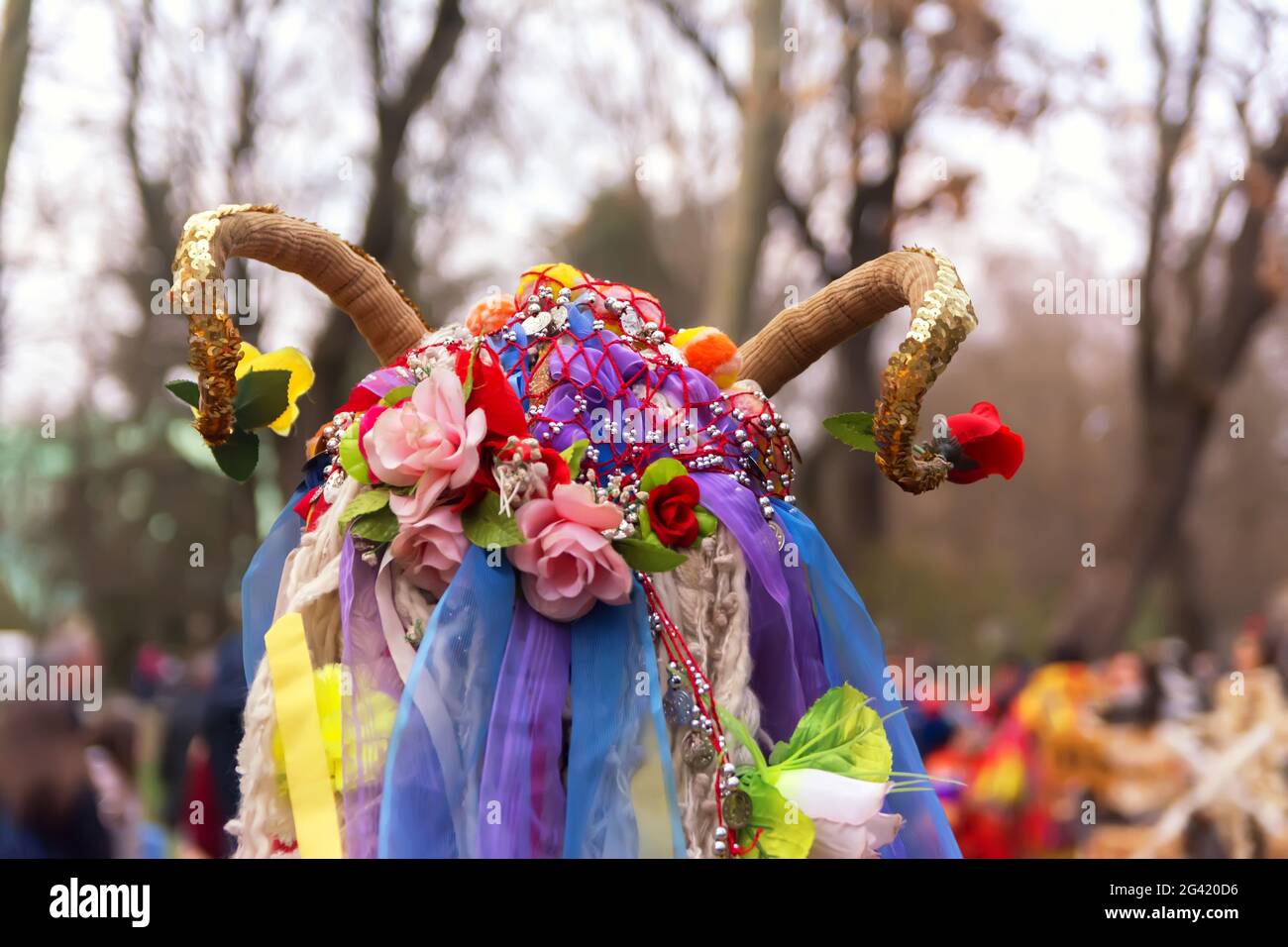 Mummers führen Rituale durch, um böse Geister zu scheuern Menschen mit den Masken werden in Pernik, Bulgarien, Kuker oder Kukeri genannt Stockfoto
