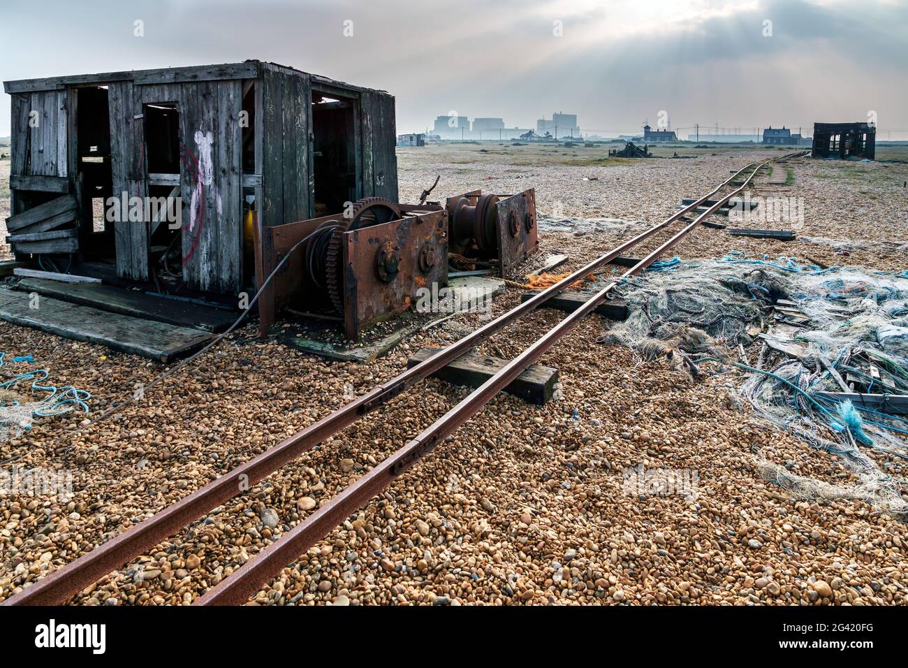 Alte Hütte und verrostete Maschinen am Strand von Dungeness Stockfoto