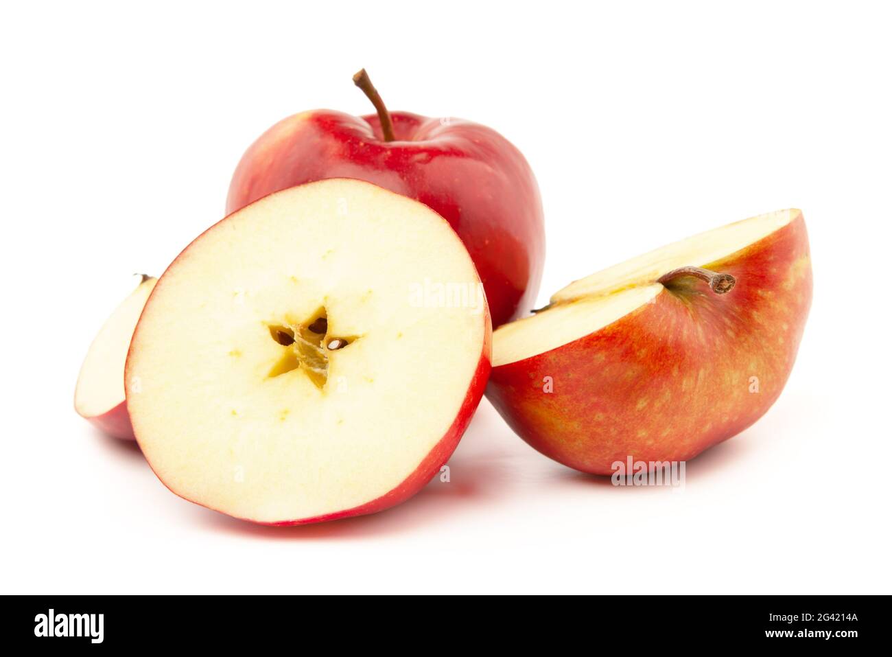 Ein ganzer und geschnittener roter Apfel auf weißem Hintergrund. Stockfoto