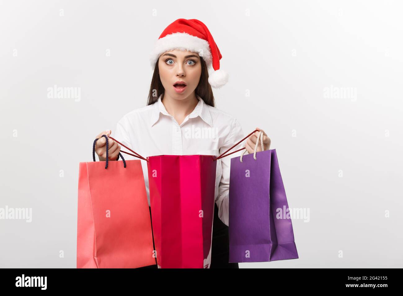 Weihnachten Konzept - Schöne kaukasischen Business woman schockierend mit Geschenk in Warenkorb legen. Stockfoto