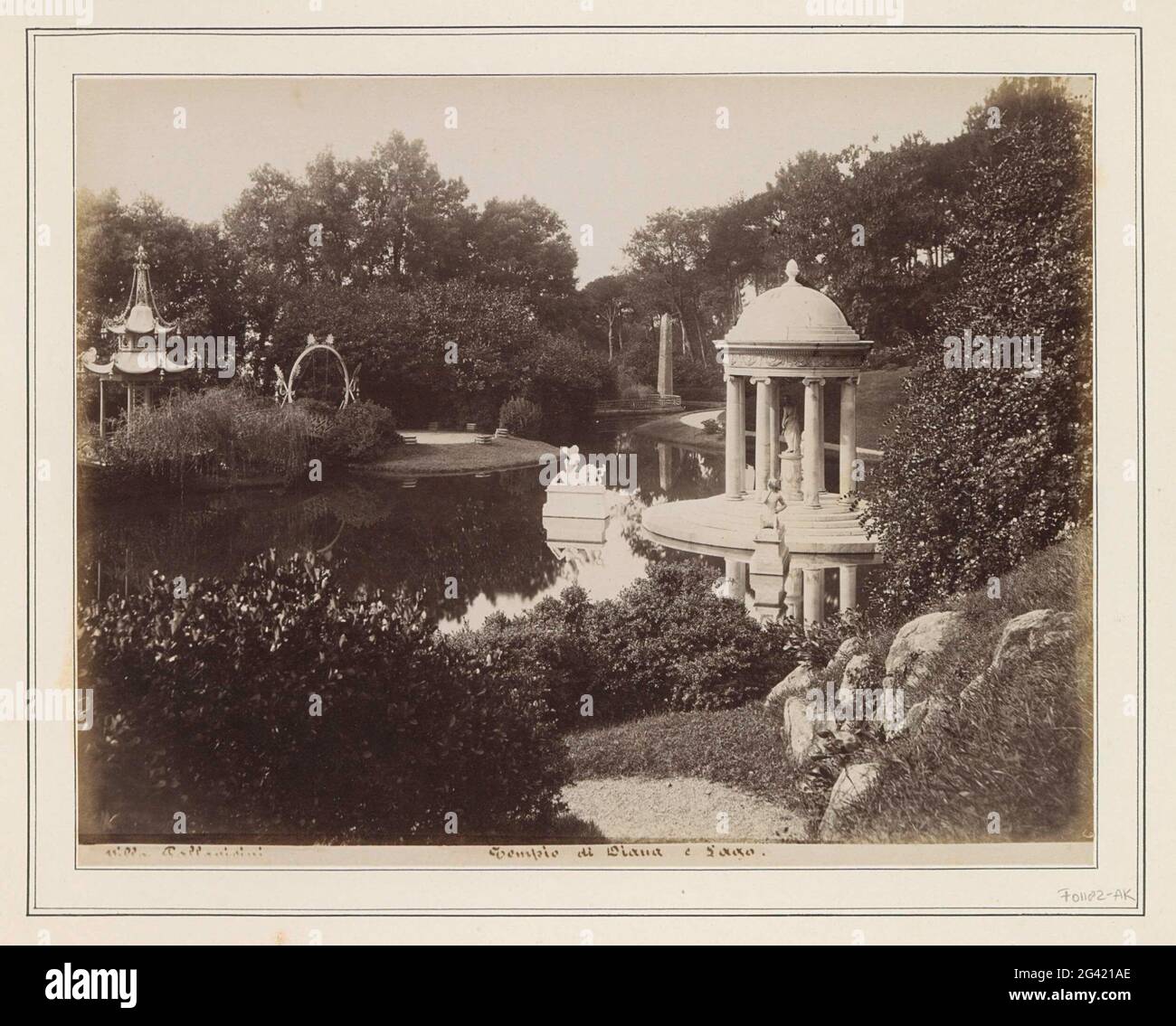 Teich mit dem Tempel von Diana an der Villa Pallavicini in Pegli; Villa Pallavicini Tempio di Diana E Lago .. Teil des Reisealbums mit Bildern von Sehenswürdigkeiten in Italien und an der französischen Riviera (Teil II). Stockfoto