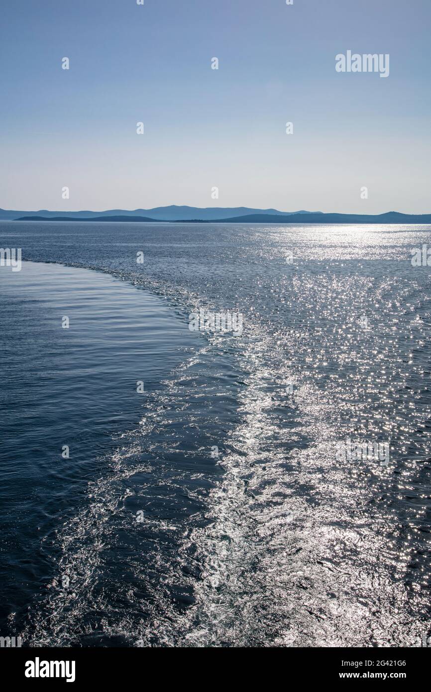 Wachen Sie hinter dem Kiel des Kreuzfahrtschiffes in der Adria, in der Nähe von Kukljica, Zadar, Kroatien, Europa Stockfoto