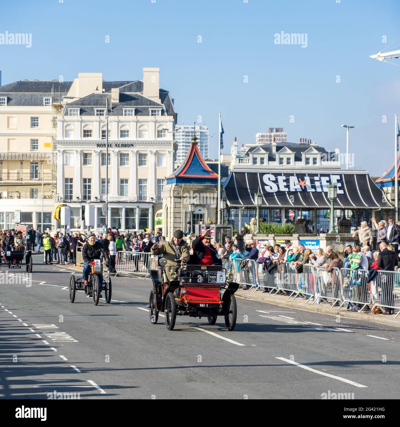 Autos, die Annäherung an die Ziellinie des London to Brighton Veteran Car Run Stockfoto