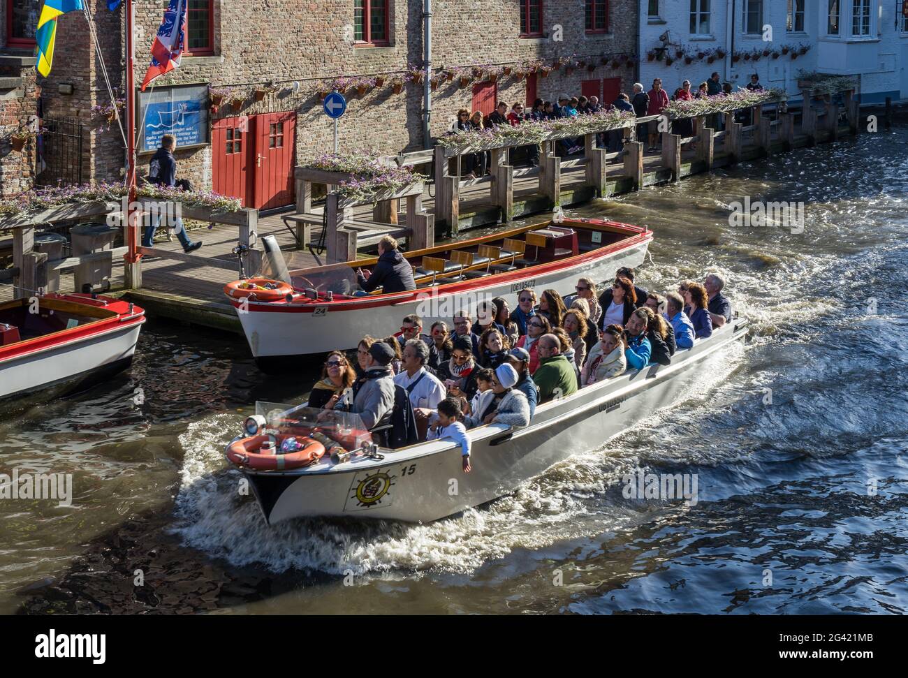 Touristen genießen eine Bootsfahrt rund um Brügge Westflandern in Belgien Stockfoto